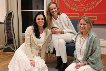 tantra yoga - beautiful shakti's at a yoga retreat